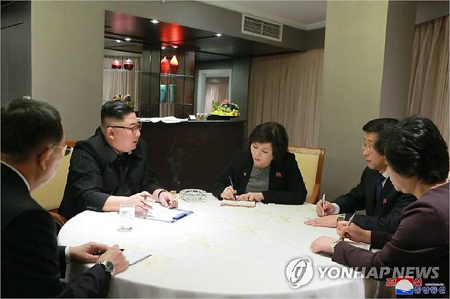 김정은 북한 국무위원장이 26일 베트남 하노이에 도착해 실무대표단의 보고를 받았다고 조선중앙통신이 27일 보도했다 (사진=하노이 조선중앙통신, 연합뉴스 제공)