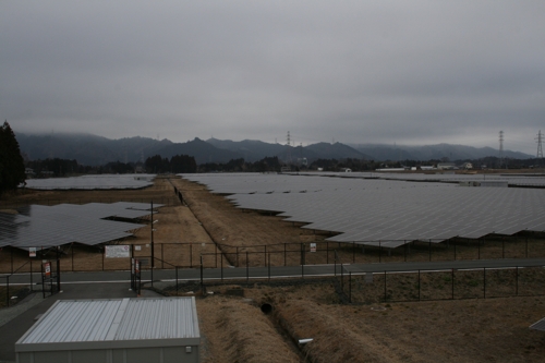 태양광 패널이 뒤덮은 후쿠시마 마을의 논밭 (후쿠시마=연합뉴스) 박세진 특파원 = 후쿠시마현 도미오카시(市)에 조성된 태양광 에너지 단지. 후쿠시마현은 2040년까지 관내 에너지 수요량의 100% 이상을 재생에너지로 충당할 계획이다. 2019.2.20