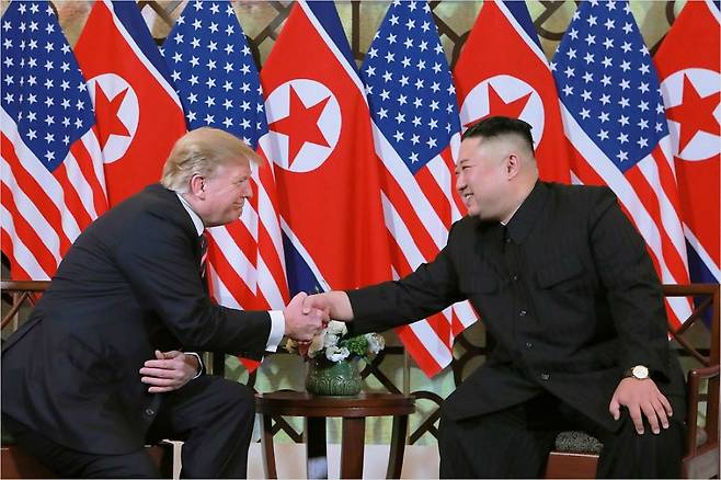 27일 김 위원장과 트럼프 대통령이 밝게 웃으며 악수하고 있는 모습. (사진=연합뉴스 제공)