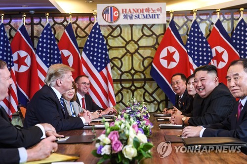 (AFP=연합뉴스) 28일(현지시간) 베트남 하노이 소피텔 레전드 메트로폴 호텔에서 확대 정상회담을 갖고 있는 도널드 트럼프 미국 대통령(왼쪽 두번째)과 김정은 북한 국무위원장(오른쪽 두번째).
