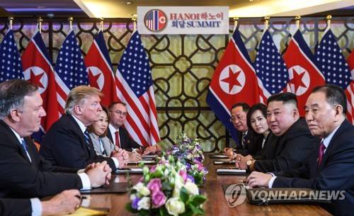 심각한 북미정상회담 (AFP=연합뉴스) 제2차 북미정상회담 이튿날인 28일(현지시간) 도널드 트럼프(왼쪽) 미국 대통령과 김정은(오른쪽) 북한 국무위원장이 베트남 하노이의 소피텔 레전드 메트로폴 호텔에서 회담 도중 심각한 표정을 하고 있다. 백악관은 예정보다 일찍 종료된 2차 북미 정상회담과 관련, "현시점에서 아무런 합의에 도달하지 못했다"고 밝혔다. 2019.2.28 photo@yna.co.kr