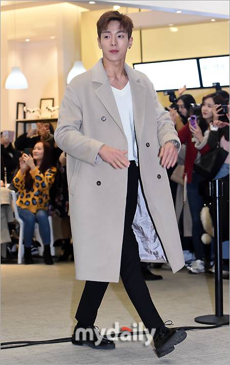 ▲ '롱코트도 거침없이 소화'…셔누, 완벽한 비율