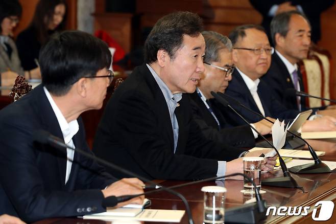 이낙연 국무총리가 2일 오전 서울 세종로 정부서울청사에서 열린 사립유치원단체 한국유치원총연합회(한유총)의 ‘개학연기 투쟁’과 관련한 긴급 관계부처·지자체 회의에서 모두발언을 하고 있다.2019.3.2/뉴스1 © News1 이광호 기자