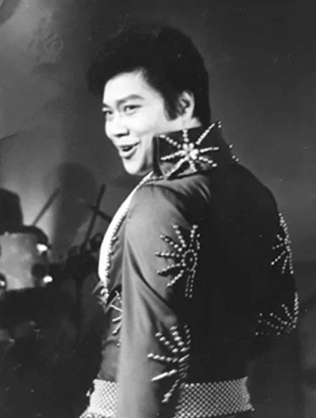 남진 장로가 1973년 엘비스 프레슬리의 복장을 하고 노래를 부르고 있다. 남 장로는 ‘한국의 엘비스 프레슬리’로 불렸다.