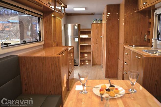 전면에서 바라본 메조네트 W의 실내