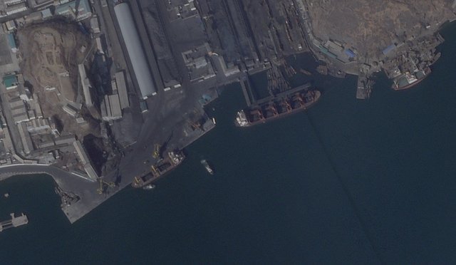 【서울=뉴시스】 미국의 상업위성이 2월 26일 포착한 남포항 일대의 모습. 항만에 두 척의 선박이 정박해 있고, 주변에 시커먼 석탄이 쌓여있는 것이 보인다. <사진출처:NK뉴스> 2019.03.05