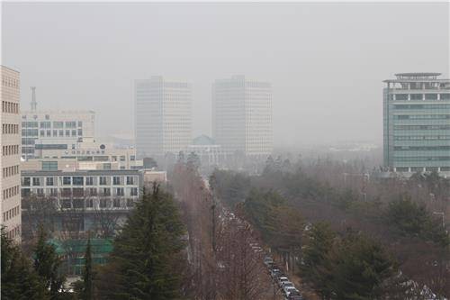 미세먼지에 갇힌 대전 도심 / 정윤덕