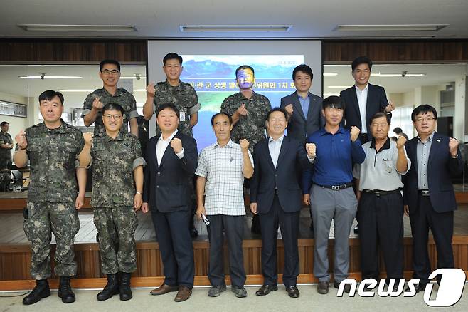 지난 2017년 발족된 춘천비행기 민관군 상생발전위원회 모습. © News1