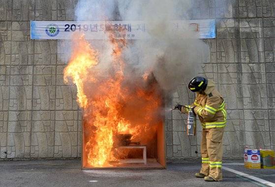 소방관이 식용유 화재에 적합한 소화기를 사용해 진화하고 있다. 프리랜서 김성태