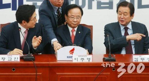 자유한국당 황교안 대표(왼쪽)와 김무성 의원(오른쪽)이 6일 오전 서울 여의도 국회에서 열린 최고위원·중진의원 연석회의에서 대화를 하고 있다. /사진=이동훈 기자