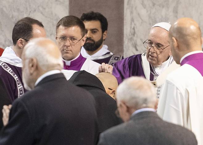 프란치스코 교황이 6일 기독교 사순절 시작인 ‘재의 수요일’ 미사에서 신자들의 머리에 종려나무 가지를 태운 재를 발라주고 있다. 바티칸/EPA 연합뉴스
