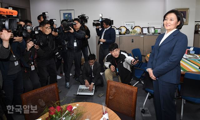 중소벤처기업부 장관에 내정된 박영선 더불어민주당 의원이 8일 서울 영등포구 여의도 국회 의원회관에서 취재진에게 소감을 밝히고 있다. 홍인기 기자