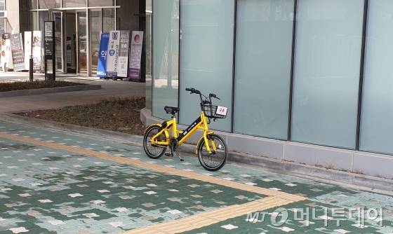 7일 오전 경기 성남시 판교역 근처에 서 있는 '카카오T 바이크'의 전기자전거. /사진=서진욱 기자.