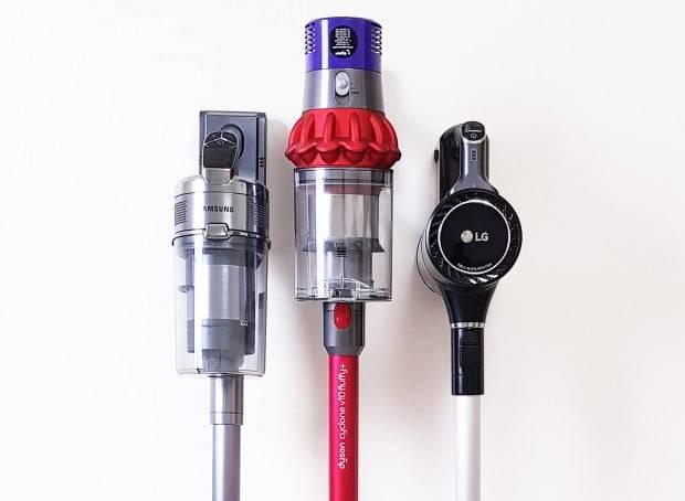 삼성 제트(왼쪽)는 무게와 소음, 다이슨 V10(가운데)은 디자인과 배터리 성능이 뛰어났다. LG 코드제로 A9(오른쪽)은 가격에 강점이 있었다.