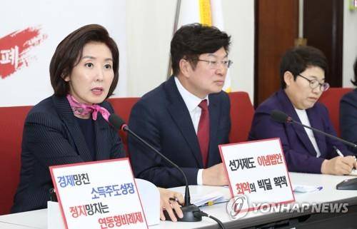 발언하는 자유한국당 나경원 원내대표 (서울=연합뉴스) 이진욱 기자 = 자유한국당 나경원 원내대표가 10일 국회에서 열린 정치개혁특별위원회 회의에서 발언하고 있다. 2019.3.10 cityboy@yna.co.kr