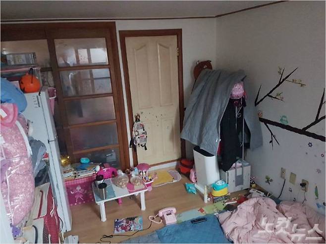 4살 딸과 함께 사는 엄마 배씨네 원룸. 1층이지만 빛이 잘 들어오지 않아 오전 11시에도 불을 켜놓고 산다.(사진=김명지 기자)