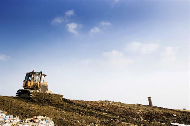 인천 서구에 있는 수도권매립지에서 매립된 폐기물 위로 흙을 덮는 복토잡업을 하고 있다. 수도권매립지관리공사 제공