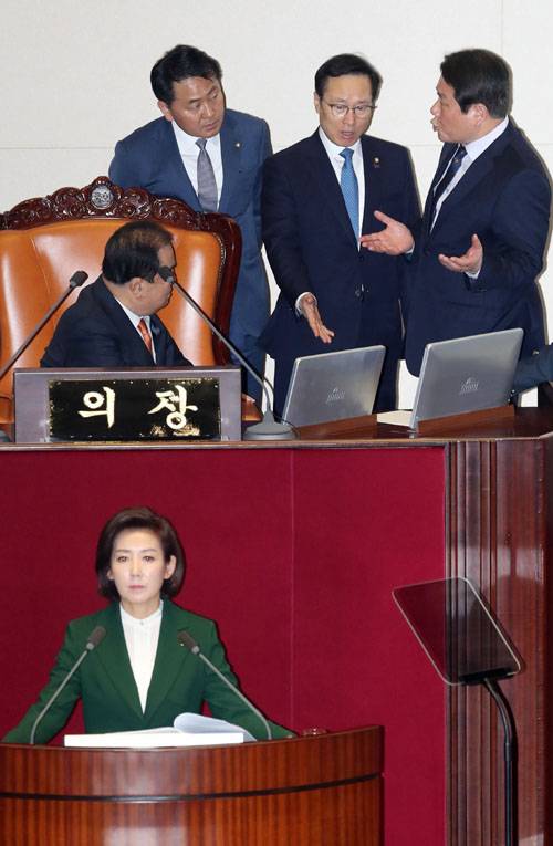 자유한국당 나경원 원내대표(아래)가 12일 오전 서울 여의도 국회에서 열린 본회의에서 교섭단체 대표연설 도중 “대한민국 대통령이 김정은 수석대변인” 발언과 관련해 더불어민주당 홍영표 원내대표가 자유한국당 정양석 원내수석부대표에게 항의하고 있다. 뉴시스