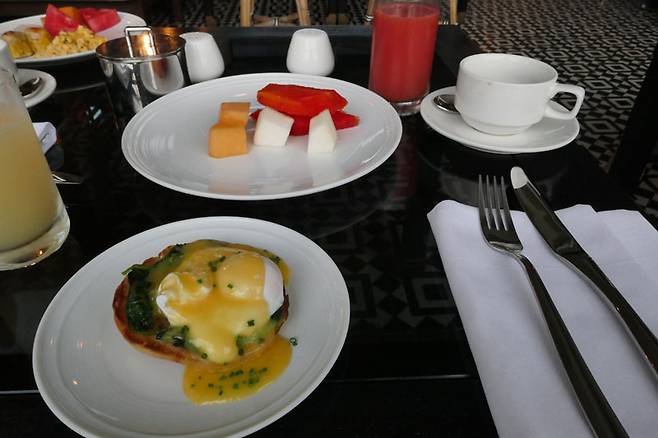 볼프강 퍽이 운영하는 스파고 레스토랑의 조식 메뉴. 에그 베네딕트