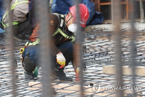 서울의 한 건설 현장에서 노동자들이 작업을 하고 있다. [연합뉴스 자료사진]