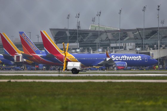 미국 사우스웨스트 항공사가 운항 중인 보잉 737 맥스8 기종이 13일(현지시간) 휴스턴 하비 공항에 착륙하고 있다. 이날 미국도 전세계적인 보잉 737 맥스 운항 중단에 합류했다. [AP=연합뉴스]