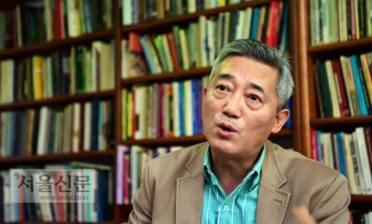 이기범 대북협력민간단체협의회 회장이 14일 서울 용산구 숙명여대 연구실에서 서울신문과 인터뷰를 하고 있다. 정연호 기자 tpgod@seoul.co.kr 이기범 대북협력민간단체협의회 회장이 14일 서울 용산구 숙명여대 연구실에서 서울신문과 인터뷰를 하고 있다. 정연호 기자 tpgod@seoul.co.kr