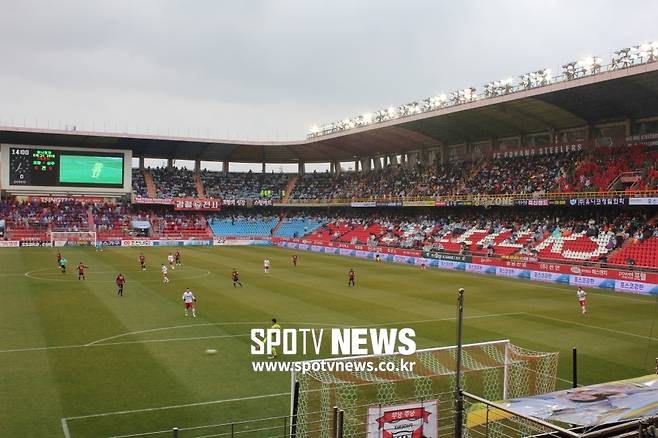 ▲ '비 내리는' 스틸야드. 이날 유료 관중은 13464명이었다. ⓒ유현태 기자