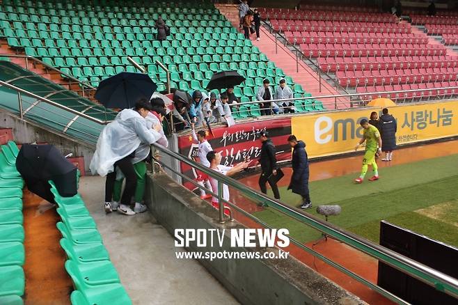 ▲ 상병 김민우의 팬서비스. 셀카도 OK. ⓒ유현태 기자