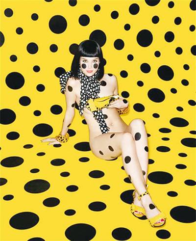 2012년 럭셔리 패션 브랜드 루이비통이 쿠사마와의 협업으로 구두, 스카프, 가방, 지갑 등 다양한 상품을 발표해 큰 인기를 누렸다. 사진은 해당 협업 프로젝트의 광고 이미지.