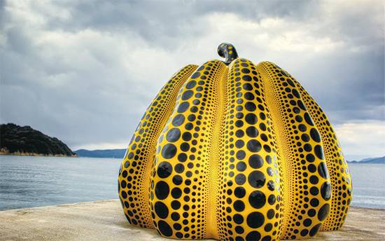 베네세재단이 운영하는 지추미술관, 이우환미술관 등 예술 특화 섬으로 널리 알려진 나오시마에 설치된 쿠사마의 대형 호박 조각.