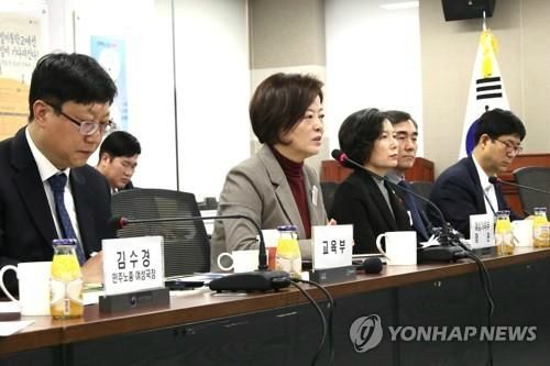 진선미 여성가족부 장관(왼쪽에서 두 번째) (사진=연합뉴스)