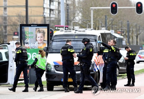 네덜란드 경찰, 총격 용의자 검거 나서 [로이터=연합뉴스]