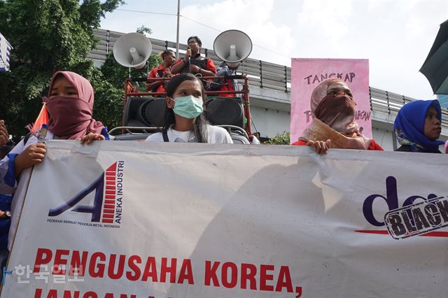 [저작권 한국일보]인도네시아 노동자 200여명이 한국 기업들의 노동법 위반을 문제 삼으며 20일 오후 자카르타 주인도네시아 한국대사관에서 집회를 하고 있다. 자카르타=고찬유 특파원