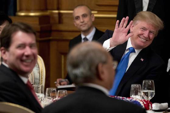 2017년 11월 6일, 방일한 도널드 트럼프 미국 대통령(오른쪽)이 윌리엄 해거티 주일 미국대사(왼쪽)와 도쿄 아카사카궁에서 열린 만찬에서 한 테이블에 앉아 있다. [AP=연합뉴스]