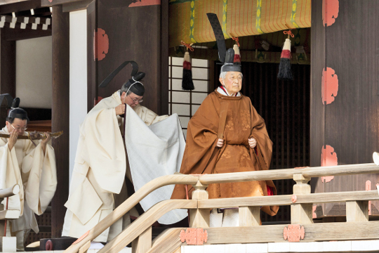 오는 4월 30일 퇴위하는 아키히토 일왕이 지난 12일 도쿄의 고쿄(皇居·왕궁) 내 사당인 규추산덴(宮中三殿)에서 첫 퇴위 의식을 치르고 있다. AP뉴시스