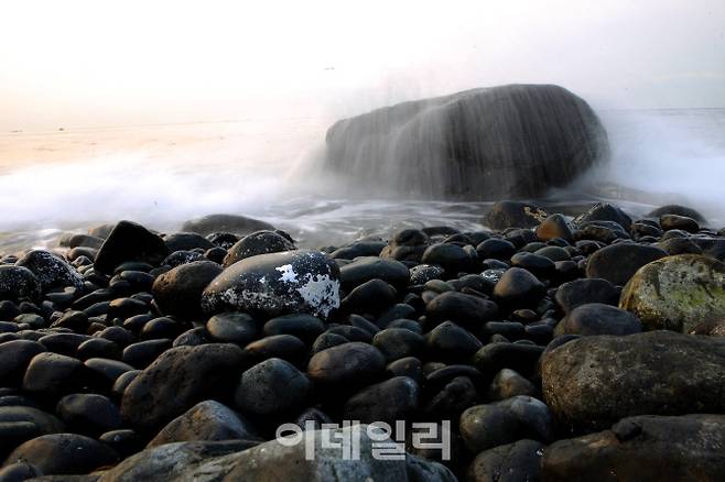 청사포 몽돌해변은 1985년 간첩선이 출몰한 이후 군부대가 철조망을 설치하면서 일반인이 접근하지 못했다.