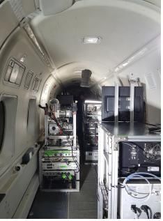 각종 관측장비가 탑재된 항공기 내부.