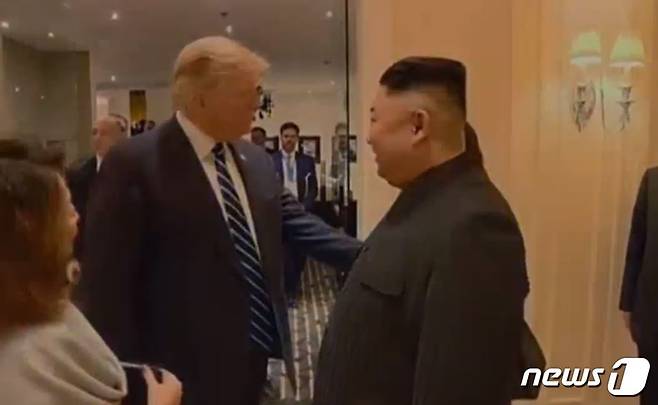 트럼프 대통령과 김정은 국무위원장이 하노이 회담 둘째날 작별 인사를 나누고 있다. (조선중앙TV 갈무리) © 뉴스1