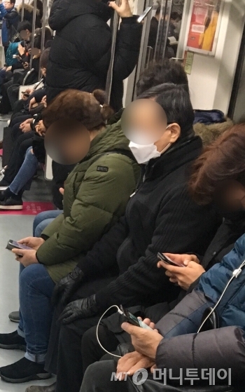 지하철서 스마트폰을 보는 사람들. 나 또한 그렇다./사진=남형도 기자
