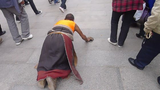 삼보일배하며 사원 참배길에 나선 티베트인 [ 중앙포토=양승국 변호사 제공 ]