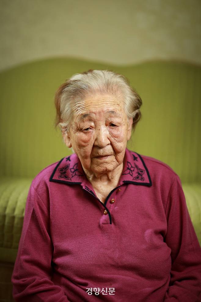 송순희 할머니(95)가 지난 3월 14일 인천 자택에서 <주간경향>과 인터뷰를 하고 있다.