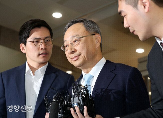 황창규 KT 회장이 지난해 4월 정치자금법 위반 피의자 신분으로 서울 서대문구 경찰청에 들어오며 취재진의 질문을 받고 있다.  경향신문 자료사진
