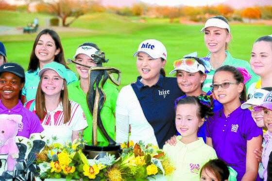LPGA투어 파운더스컵에서 우승한 고진영(가운데)이 여자 골프 꿈나무들과 함께 포즈를 취했다. LPGA투어 2년 차인 고진영은 미국 본토에서 열린 대회에서 처음으로 우승했다. [사진 LPGA]