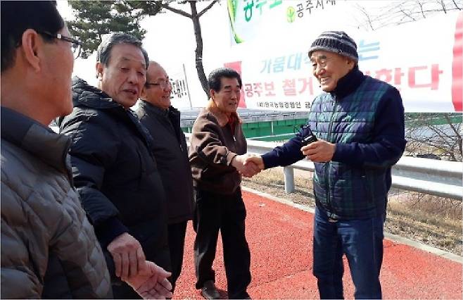 이재오 자유한국당 상임고문이 금강 공주보 현장서 농민들로부터 보 해체에 반대하는 의견을 듣고 있다. (사진=이재오 자유한국당 상임고문실)