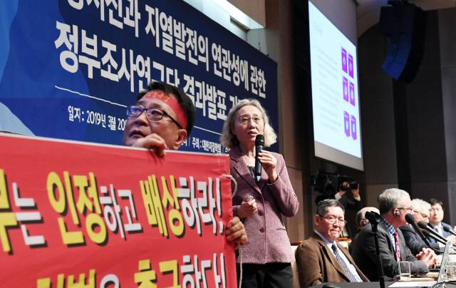 20일 서울 중구 한국프레스센터에서 대한지질학회 주최로 열린 ‘포항지진과 지열발전의 연관성에 관한 정부조사연구단 결과발표 기자회견’에서 공동조사단장인 세민 게(Shemin Ge) 미국 콜로라도 교수가 발표하고 있다. 옆은 마정화 대한민국 독도사랑·포항지진 시민연대 회장./성형주기자