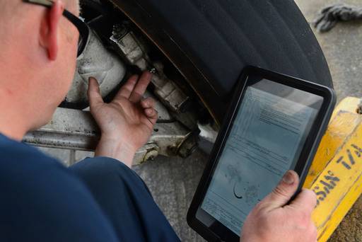 미국 공군 정비사가 태블릿PC를 이용해 F-35A를 정비하고 있다. 미 공군 제공