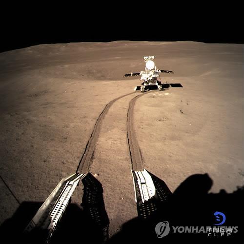 달 뒷편에 착륙한 중국 창어 4호에서 분리된 탐사 로봇 위투의 궤적. ［AP=연합뉴스 자료사진］