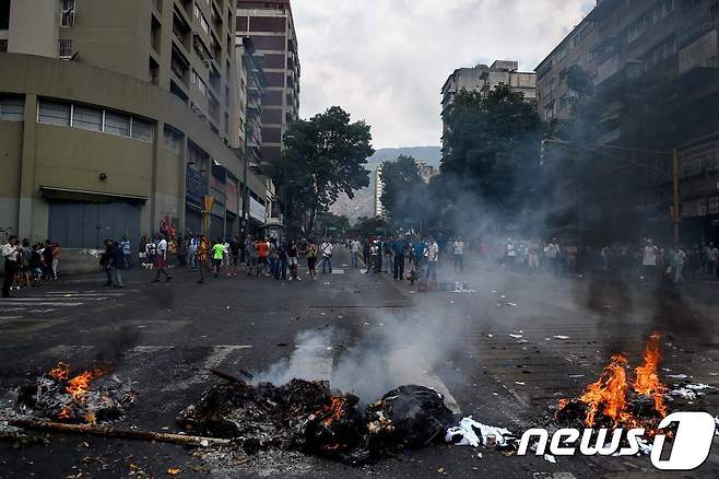 31일(현지시간) 베네수엘라 수도 카라카스 거리에 불길이 피어오르고 있다. © AFP=뉴스1