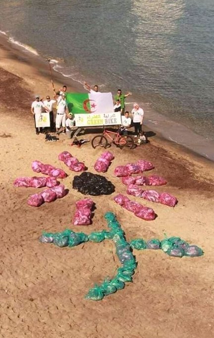 알제리에서 인근 해변에서 수거한 쓰레기 봉투로 꽃문양을 만들어 보이고 있다. [인스타그램]