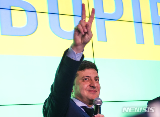 【키예프=AP/뉴시스】코미디언 출신 후보 볼로디미르 젤렌스키(41)가 31일(현지시간) 치러진 우크라이나 대통령선거 출구조사에서 30%가 넘은 득표율로 1위를 차지했다. 젤렌스키 후보가 이날 투표이후 손가락으로 'V'자를 만들어 보여주고 있다. 2019.04.01